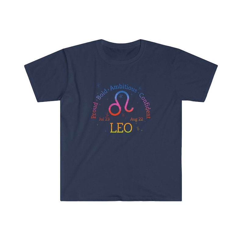 Op de afbeelding: Donkerblauw T-shirt met een kleurrijk astrologisch symbool voor Leeuw. Het symbool is omringd door de woorden "Trots, Gedurfd, Ambitieus, Zelfverzekerd" en de data "Jul 23" en "Aug 22".