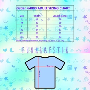 Op de afbeelding: Een maattabel voor Gildan 64000 T-shirts voor volwassenen. De tabel toont de breedte en lengte in inches voor de maten S, M, L, XL, 2XL en 3XL. De tekst "Product measurements may vary by up to 2" (5 cm)." is ook inbegrepen.