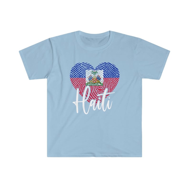 Op de afbeelding: Lichtblauw T-shirt met een wit hartvormig vingerafdrukdesign met de Ha&iuml;tiaanse vlag. De tekst "Ha&iuml;ti" is in wit onder het hart gedrukt.