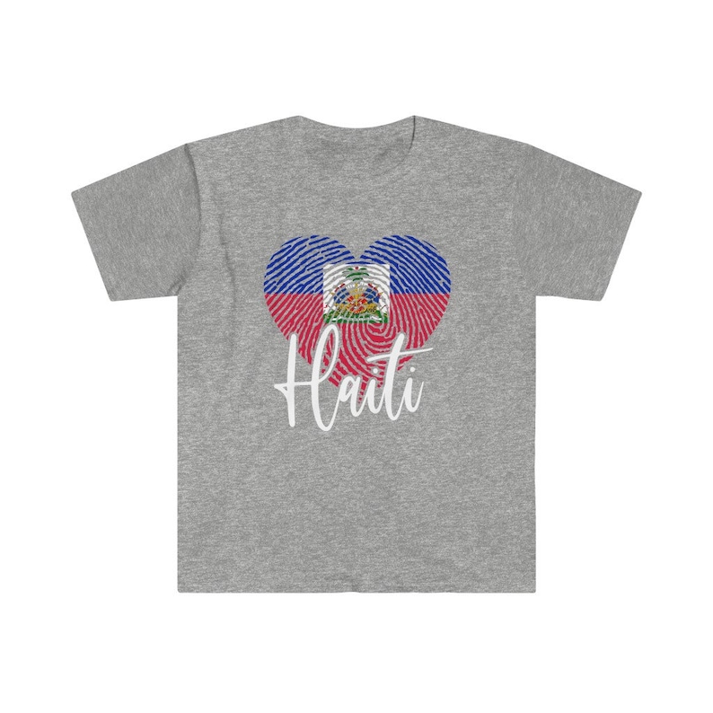 Op de afbeelding: Grijs T-shirt met een vingerafdruk-hartontwerp met de Ha&iuml;tiaanse vlag en het woord "Ha&iuml;ti" in witte letters.