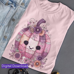 Peut inclure: T-shirt rose clair avec un motif de citrouille patchwork souriante, entourée de fleurs et de vignes. La citrouille est dans les tons de rose et de violet. Le texte "Digital Download" est en bas.