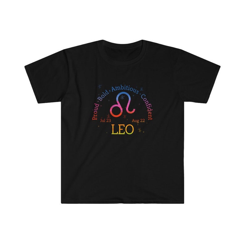 Op de afbeelding: Zwart T-shirt met een kleurrijk Leo-sterrenbeeld en de tekst "Trots, gedurfd, ambitieus, zelfverzekerd" rond het teken. De data "Jul 23" en "Aug 22" zijn ook opgenomen.