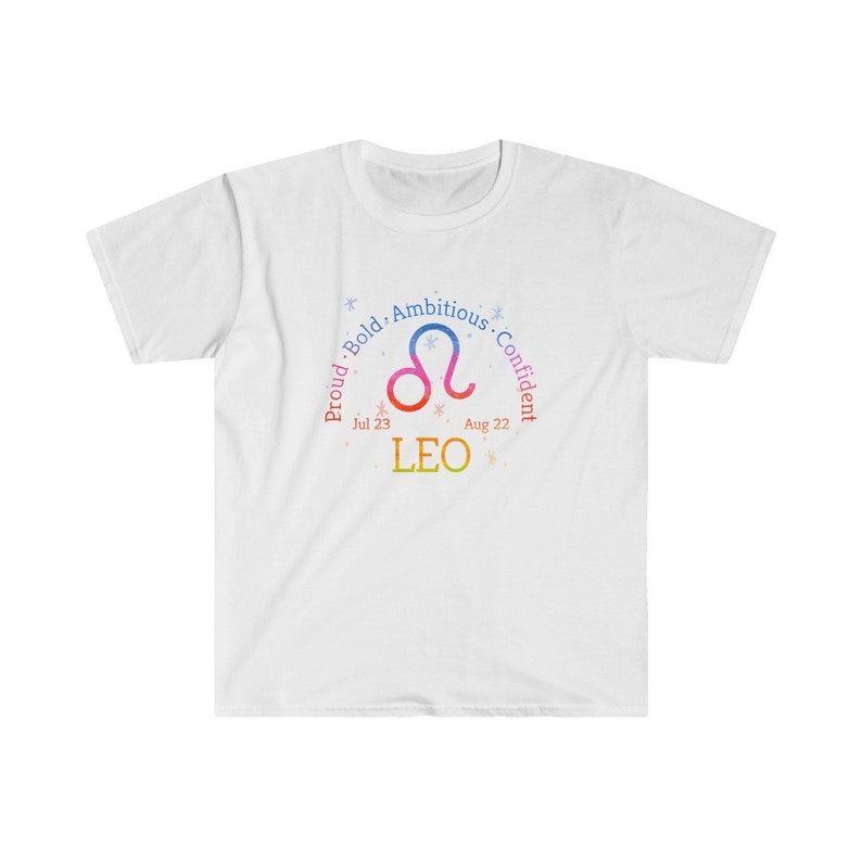 Op de afbeelding: Wit T-shirt met een kleurrijk Leeuw-sterrenbeeld, de data van 23 juli tot 22 augustus en de woorden "Trots. Gedurfd. Ambitieus. Zelfverzekerd."