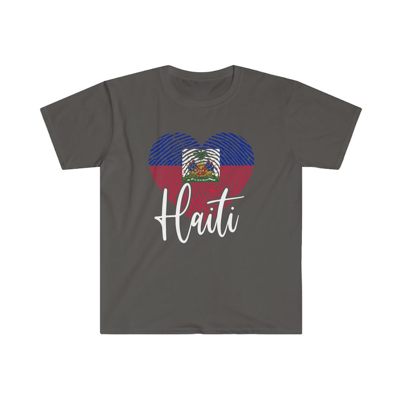 Op de afbeelding: Een donkergrijs T-shirt met een wit hartvormig ontwerp met de Ha&iuml;tiaanse vlag. De tekst "Ha&iuml;ti" is in wit onder het hart gedrukt.