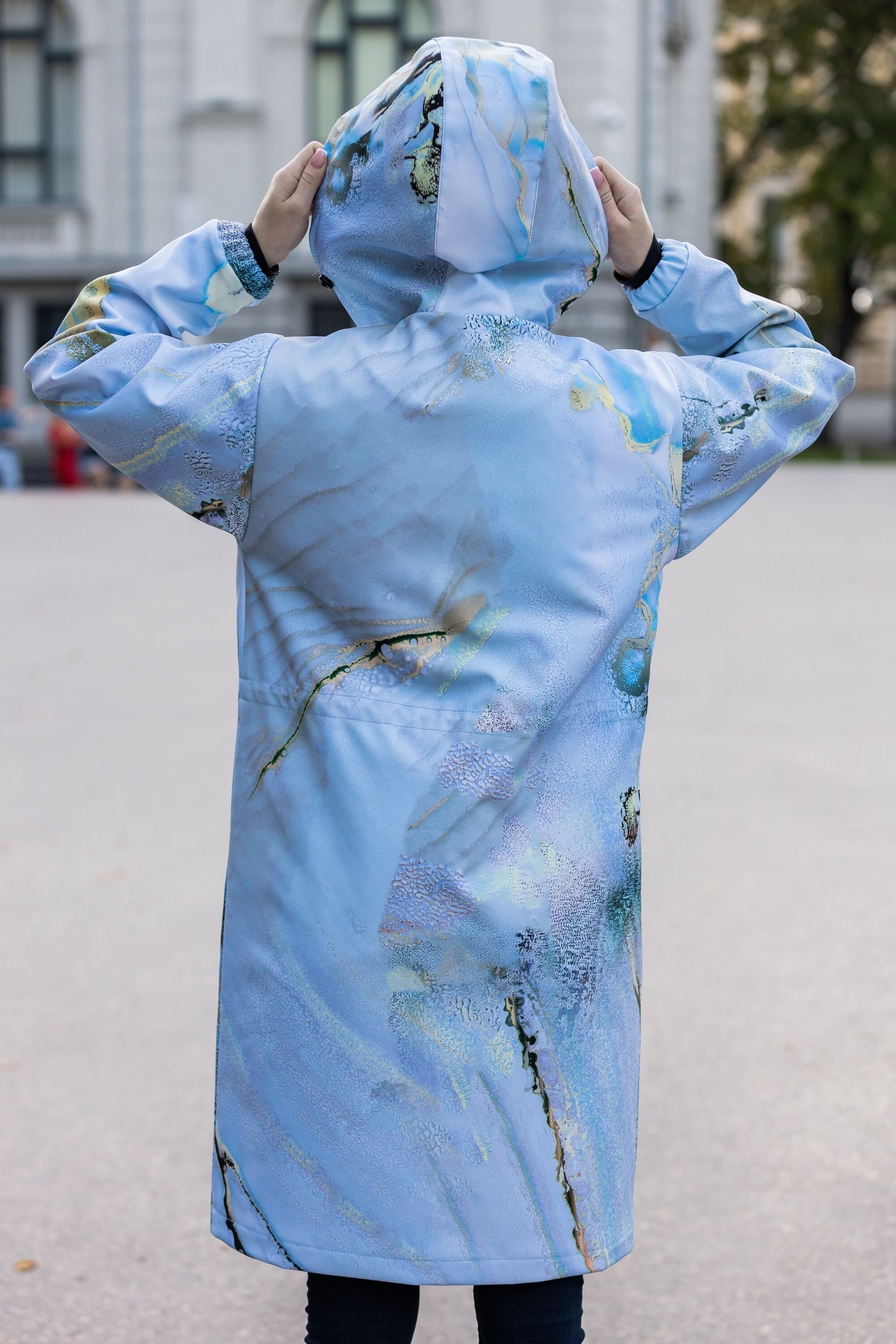 Glossy water-repellent raincoat