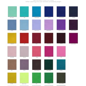 Pu&ograve; includere: Una cartella colori che mostra 36 diversi colori di tessuto. I colori sono disposti in righe e colonne, con ogni colore etichettato con il suo nome. Il tessuto &egrave; descritto come gabardina, un tipo di tessuto tessuto noto per la sua durata e resistenza alle pieghe.