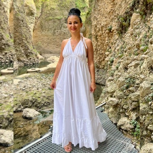Vestido boho blanco, vestido de novia de playa simple, vestido maxi boho, vestido escalonado fluido, vestido halter con espalda abierta, vestido de compromiso, talla grande