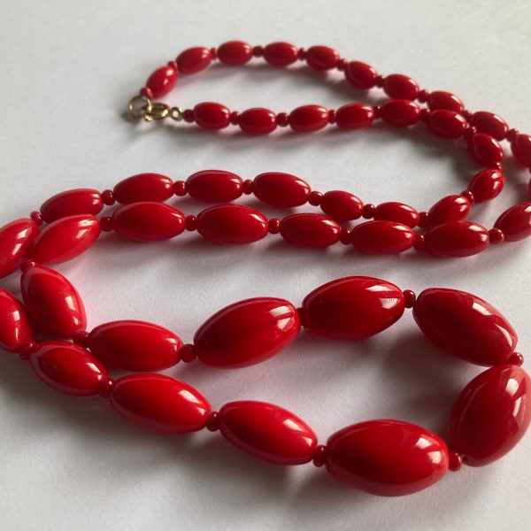 Stunning Vintage Lipstick Red Graduated Oval Glass Bead Necklace - 25"