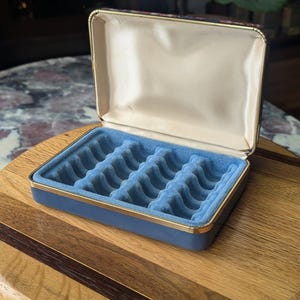 Vintage Jewelry Box for Rings image 9