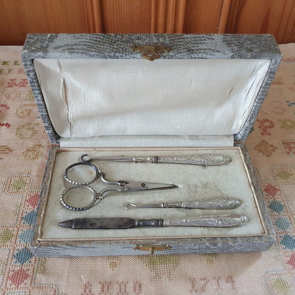 Set de manucure en argent, antique français, avec ciseaux en acier