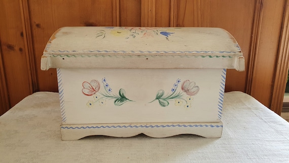 The Old Fashioned Baby Sewing Room: Lovely Old Sewing Box