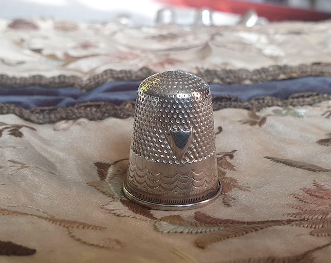 Vintage silver thimble with wave pattern
