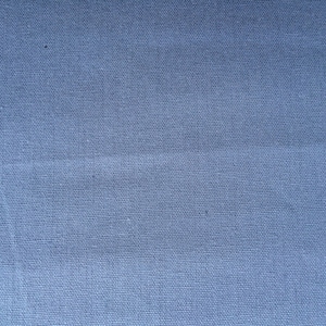 Puede incluir: Primer plano de una tela lisa de color azul claro con una textura tejida sutil.