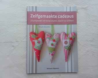 Book Zelfgemaakte cadeaus - 25 projecten om te borduren, naaien en stikken by Helen Philipps (Dutch version)