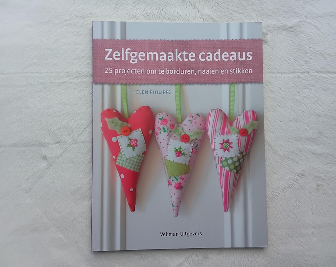 Book Zelfgemaakte cadeaus - 25 projecten om te borduren, naaien en stikken by Helen Philipps (Dutch version)