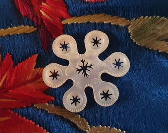 Smalll snow flake thread winder, antique French mother of pearl, Palais Royal