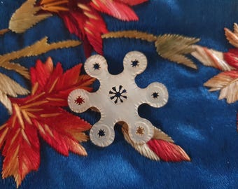 Snow flake thead winder, antique French mother of pearl, Palais Royal