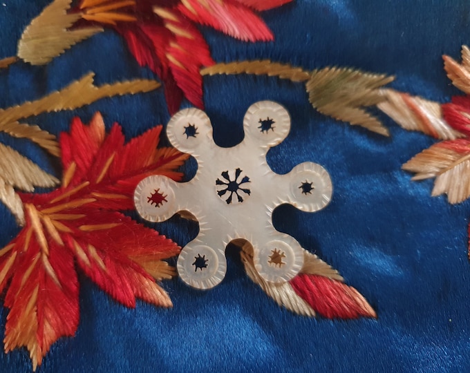 Snow flake thead winder, antique French mother of pearl, Palais Royal