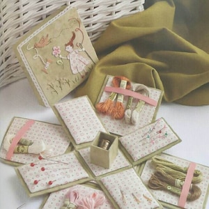 Kit de bricolage Boîte à couture victorienne 11 x 11 x 11 cm (4,3 x 4,3 x 4,3 po.), cartonnage recouvert de tissu