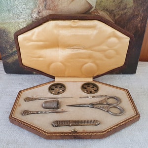 Gilt silver sewing set, sewing etui, sewing case, sewing kit with gilt silver sewing tools, antique French