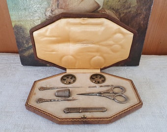 Gilt silver sewing set, sewing etui, sewing case, sewing kit with gilt silver sewing tools, antique French