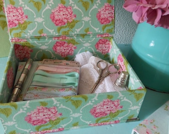 DIY kit jewellery, sewing or desk box of 7.7" x 6.1" x 2.6" (19,5 x 15,5 x 6,5 cm)
