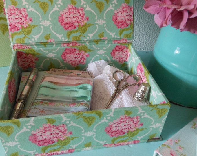 DIY kit jewellery, sewing or desk box of 7.7" x 6.1" x 2.6" (19,5 x 15,5 x 6,5 cm)