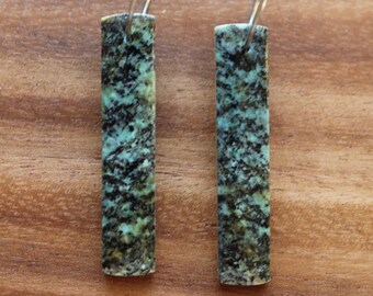 Boucles d'oreilles en pierre naturelle de jaspe turquoise turquoise | Fils d'oreilles en acier inoxydable | Goutte en forme de rectangle | Pierre taillée à la main, cadeaux pour elle