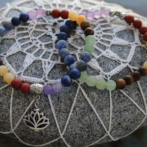 Chakra / Pulsera elástica / Piedras preciosas naturales / Pulsera apilada / Cuentas de 6 mm / Apilable / Brazalete elástico / 7 Chakras / Encanto de flor de loto/ imagen 2