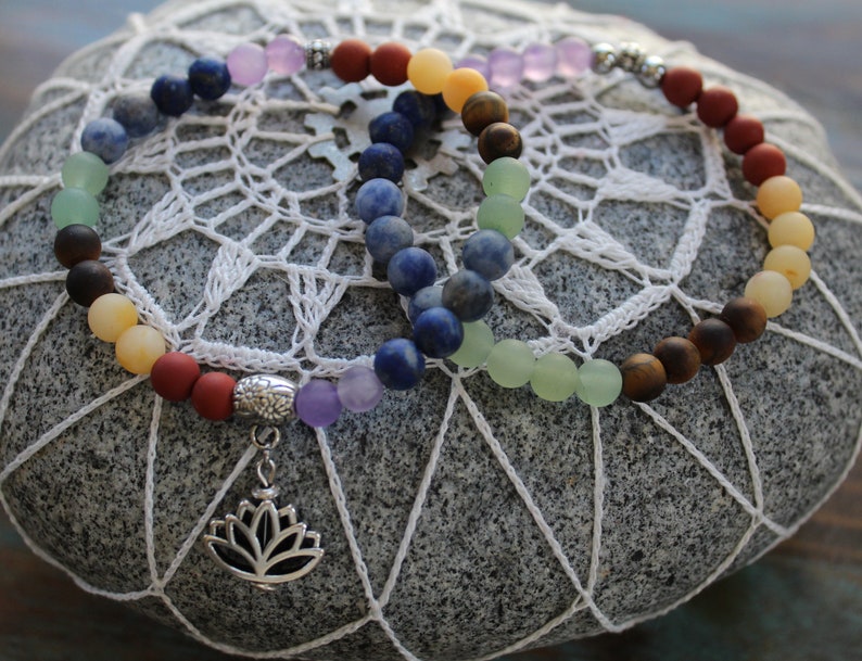 Chakra / Pulsera elástica / Piedras preciosas naturales / Pulsera apilada / Cuentas de 6 mm / Apilable / Brazalete elástico / 7 Chakras / Encanto de flor de loto/ imagen 2