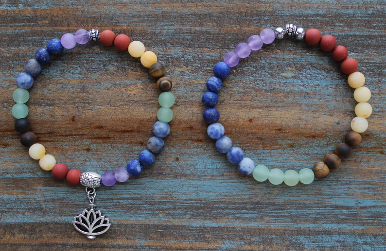 Chakra / Pulsera elástica / Piedras preciosas naturales / Pulsera apilada / Cuentas de 6 mm / Apilable / Brazalete elástico / 7 Chakras / Encanto de flor de loto/ imagen 3