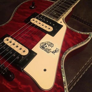 Parte de guitarra - GOLPEADOR GRABADO - Estilo Les Paul color crema - Ace Frehley - KISS