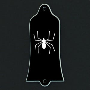Pu&ograve; includere: Placca nera per paletta di chitarra con un disegno di ragno bianco. La placca ha una forma unica con due fori per il montaggio. Il disegno del ragno &egrave; centrato, perfetto per Halloween o un'estetica spettrale.