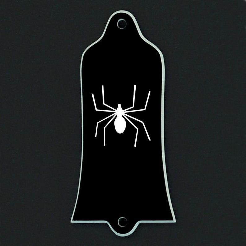 Pu&ograve; includere: Placca nera per paletta di chitarra con un disegno di ragno bianco. La placca ha una forma unica con due fori per il montaggio. Il disegno del ragno &egrave; centrato, perfetto per Halloween o un'estetica spettrale.