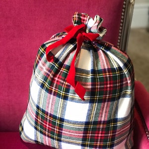 WHITE RED Plaid Flannel Christmas Gift Bag in Stewart modern tartan Bild 4