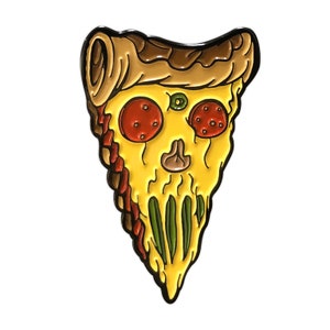 Puede incluir: Pin de esmalte con forma de porción de pizza de dibujos animados. El pin presenta una base de queso amarillo, pepperoni rojo y pimientos verdes. La corteza es marrón y los bordes negros.