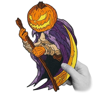 Puede incluir: Parche bordado con un diseño de Halloween. Muestra una figura con cabeza de calabaza, que lleva una capa morada y sostiene una guadaña. El parche es naranja, morado, amarillo, marrón y beige.
