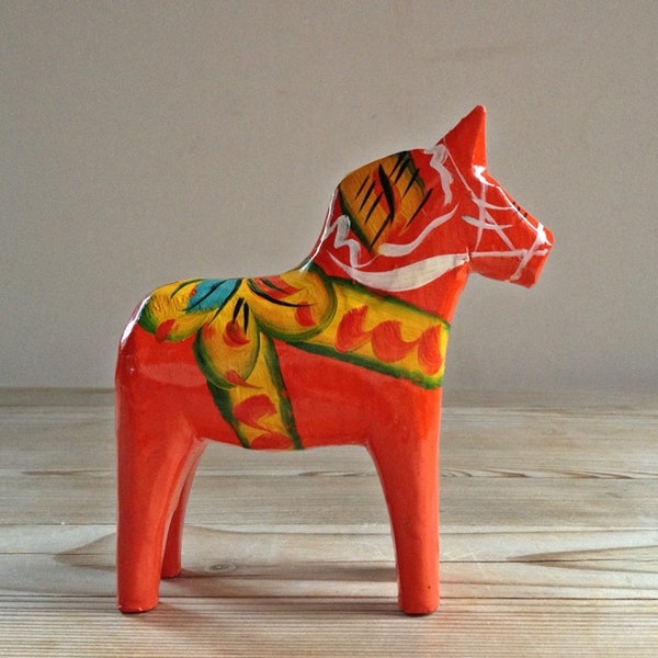 Small Red vintage hand carved traditional Swedish Dala Horse wood figurine