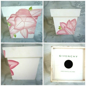 Pode incluir: Quatro vasos quadrados brancos com desenhos florais rosa. Os vasos são pintados à mão com as palavras "Givenchy" e "Feito à mão na China".