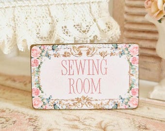 Miniatura de casa de muñecas, letrero para cuarto de costura, placa de mercería, cuadro de rosa rosa, decoración para casa de muñecas, estilo rústico shabby chic, escala 1:12