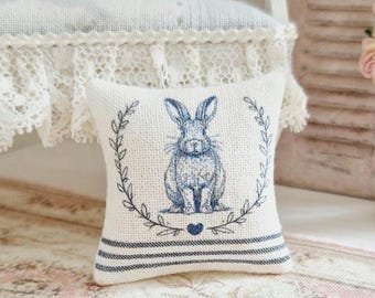 Miniatura de casa de muñecas, cojín de conejito azul, almohada para casa de muñecas, decoración de conejo, estilo francés, tela a rayas, estilo rústico shabby chic, escala 1:12
