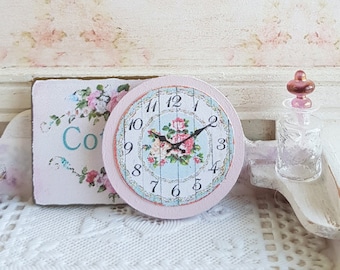 Miniatura de casa de muñecas, reloj azul, accesorios para casa de muñecas, estampado floral, rosas rosas, decoración del hogar, estilo rústico shabby chic, escala 1:12