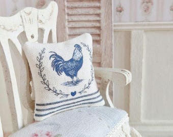 Miniatura para casa de muñecas, cojín de gallo azul, almohada para casa de muñecas, decoración de gallo, estilo francés, hogar acogedor, estilo rústico chic, escala 1:12
