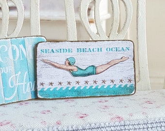 Miniatura para casa de muñecas, letrero costero, placa de playa, cuadro náutico, estampado oceánico, baño para casa de muñecas, estilo rústico chic, escala 1:12