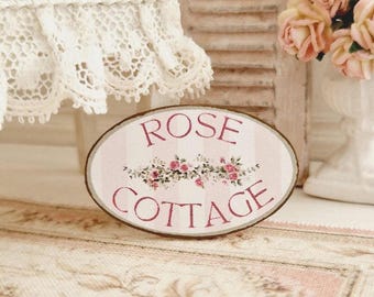 Miniatura de casa de muñecas, letrero de cabaña rosa, cuadro de casa de muñecas, placa ovalada, decoración del hogar, miniaturas rosas, estilo rústico shabby chic, escala 1:12