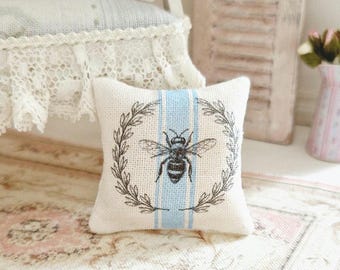Miniatura de casa de muñecas, cojín de abeja reina, almohada para casa de muñecas, decoración rústica francesa, tela de saco de grano, estilo rústico shabby chic, escala 1:12