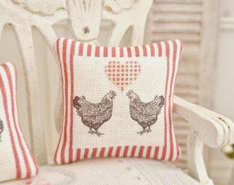 Miniatura de casa de muñecas, cojín cuadrado de gallina, almohada para casa de muñecas, decoración de pollo francés, tela de rayas rojas, estilo rústico shabby chic, escala 1:12
