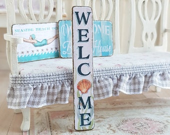 Miniatura de casa de muñecas, letrero de bienvenida, decoración de caseta de playa, cuadro costero, impresión de conchas marinas, placa para casa de muñecas, estilo rústico shabby chic, escala 1:12