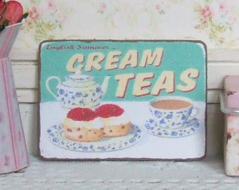 Miniatura de casa de muñecas, letrero de té con crema, imagen de bollitos de mermelada, salones de té, cafetería de casa de muñecas, estilo vintage, estilo rústico shabby chic, escala 1:12
