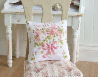 Miniatura para casa de muñecas, cojín floral blanco, almohada para casa de muñecas, bonitas flores rosas, lazo para decoración del hogar, estilo rústico chic, escala 1:12